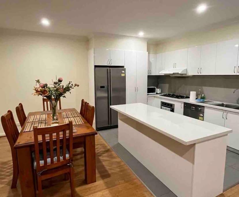 Spacious & Sunny 2Br With Garage,11 Min To Airport Villa Melbourne Buitenkant foto