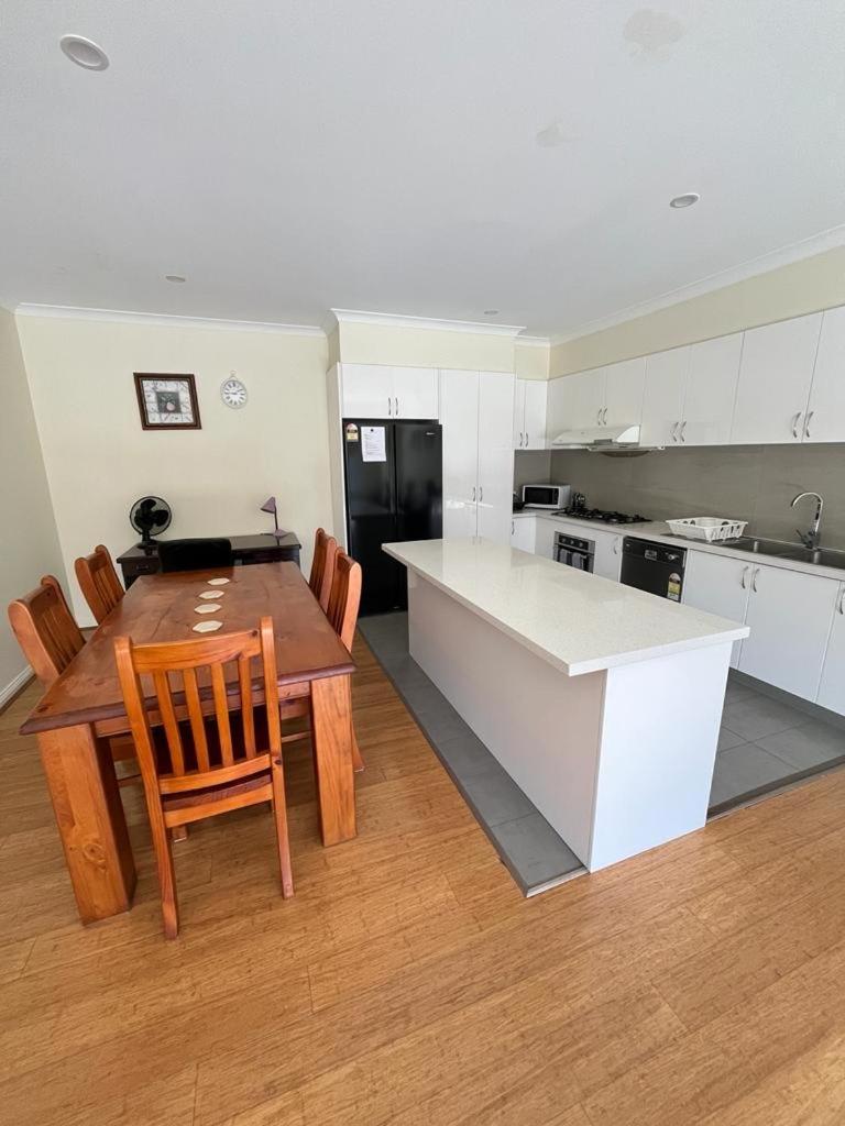 Spacious & Sunny 2Br With Garage,11 Min To Airport Villa Melbourne Buitenkant foto